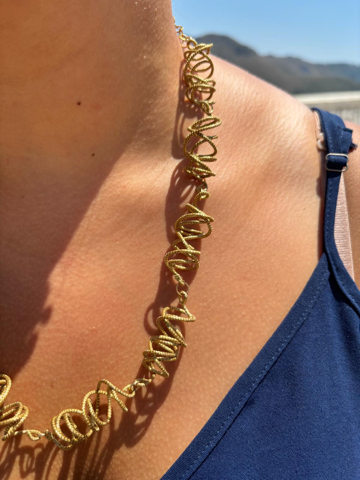 Collana "a giro"